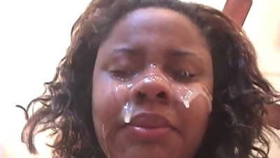 Crna Brazilka dobije spermu na licu nakon analnog seksa sa velikim kitom