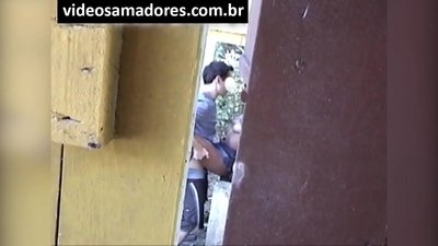 Voajer snima jebanje mladog para dok ne otkrije video snimak